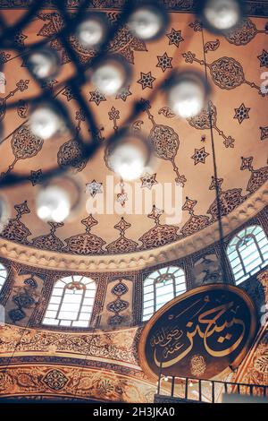 ISTANBUL, Turchia - 5 Maggio 2014: belle decorate interno della Yeni Cami, il significato della nuova moschea; originariamente il sultano valido? Foto Stock