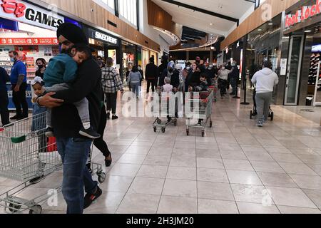 Melbourne, Australia. 29 ottobre 2021. La folla era un po' troppo per alcuni al centro commerciale Woodgrove Melton, dato che negozi al dettaglio, cinema e palestre aprono alle 18:00 con la prossima fase di restrizioni allentate per l'apertura a Melbourne Credit: Michael Currie/Speed Media/Alamy Live News Foto Stock