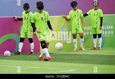 (211029) -- XI'AN, 29 ottobre 2021 (Xinhua) -- Zhu Ruiming (2nd L) si riscalda prima di una partita in Cina 11 Giochi nazionali per persone con disabilità, a Shaanxi, Cina, il 23 ottobre 2021. Quest'anno, molti giocatori di calcio ciechi che hanno una partita internazionale e l'esperienza paralimpica hanno gareggiato in Cina 11 ° Giochi nazionali per persone con disabilità e l'ottava Olimpiadi nazionali speciali a Xi'an, capitale della provincia di Shaanxi, che mostra la crescita del numero di giocatori di calcio cieca élite cinese. (Xinhua/li Yibo) Foto Stock