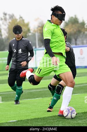 (211029) -- XI'AN, 29 ottobre 2021 (Xinhua) -- Zhu Ruiming (davanti) spara durante una partita in Cina 11 Giochi nazionali per persone con disabilità, a Shaanxi, Cina, il 23 ottobre 2021. Quest'anno, molti giocatori di calcio ciechi che hanno una partita internazionale e l'esperienza paralimpica hanno gareggiato in Cina 11 ° Giochi nazionali per persone con disabilità e l'ottava Olimpiadi nazionali speciali a Xi'an, capitale della provincia di Shaanxi, che mostra la crescita del numero di giocatori di calcio cieca élite cinese. (Xinhua/li Yibo) Foto Stock