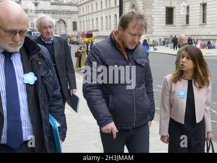 Richard Ratcliffe - marito di Nazanin Zaghari-Ratcliffe, detenuto in Iran - con il deputato Tulip Siddiq, sulla strada per incontrare il Segretario degli Esteri Liz Truss Foto Stock