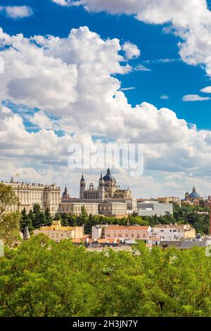 Cattedrale dell'Almudena e Palazzo reale di Madrid Foto Stock