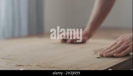 levigatura manuale tavolo in legno di noce nero, foto ampia Foto Stock