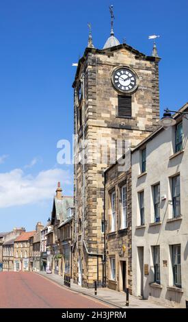 La Torre dell'Orologio del Municipio da Fenkle Street ad Alnwick Northumberland Northumbria Inghilterra GB Europe Foto Stock