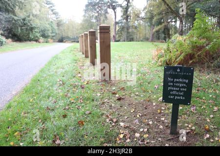 I metodi di prevenzione del parcheggio sono stati aumentati ancora di più sulla tenuta di Sandringham della regina poichè i pali di legno sono stati installati in una delle uniche aree libere di parcheggio lasciate. I posti sono stati posti intorno ad un'area parcheggio che ora consente solo spazio sufficiente per 9 auto, il che significa che lascia i conducenti senza altra opzione se non di parcheggiare nel parcheggio ufficiale. Oltre 1 km di terreni, alti fino a 2 piedi in luoghi, si estendono quasi per tutto il tragitto da Sandringham House alla A149. Sono state erette delle insegne che dicono "No parking on verges, please use official car parks". Il parcheggio ufficiale Sandringham è ora a pagamento Foto Stock