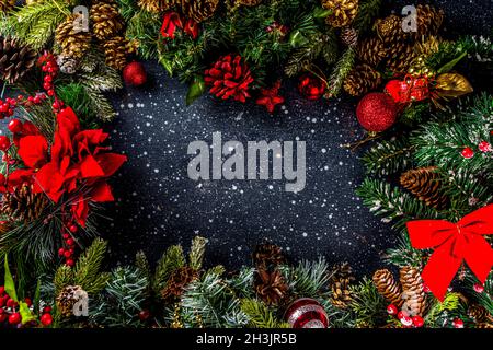 Sfondo del biglietto di auguri di Natale. Bottiglia di latte con biscotti al cioccolato per babbo natale, Ion festive tavolo, con decorazione e giocattoli, effetto neve backgr Foto Stock