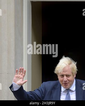 Londra, Regno Unito. Il primo ministro Boris Johnson lascia il 10 Downing Street prima delle domande dei primi ministri il giorno del bilancio, 27 ottobre 2021 Foto Stock