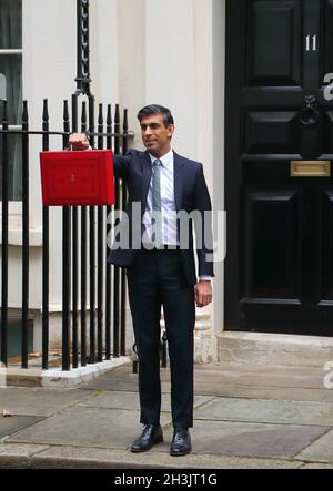 Londra, Inghilterra, Regno Unito. 27 ottobre 2021. Il Cancelliere dello scacchiere RISHI SUNAK tiene la casella rossa fuori 11 Downing Street prima di partire per la Camera dei Comuni per rivelare il bilancio. Foto Stock