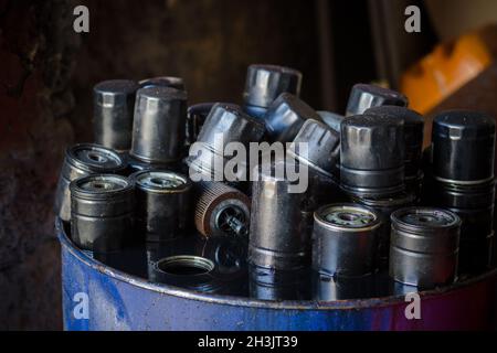 Automobile filtri olio sullo sfondo Foto Stock