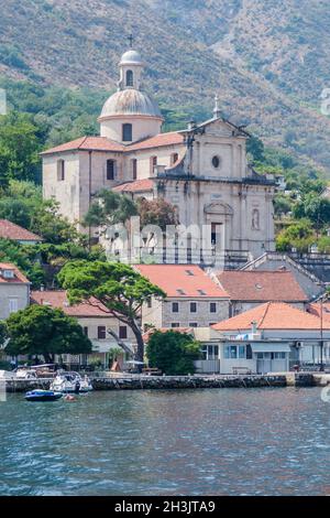 Herceg Novi, Montenegro - 23 agosto 2021: Panorama di Prcan nella baia di Cattaro. Chiesa della Natività della Beata Vergine Maria a Prcanj. Foto Stock