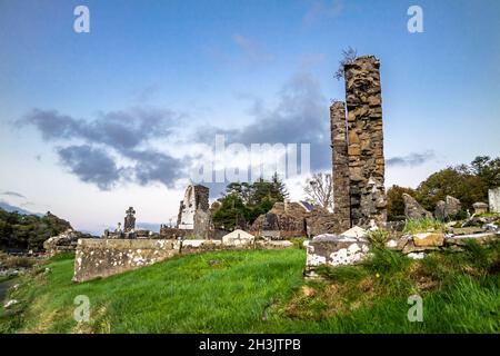 Il sole sta tramontando sopra il cimitero dell'Abbazia che fu costruito da Hugh o Donnell nel 1474 - tutti i nomi e le opere d'arte rimossi. Foto Stock