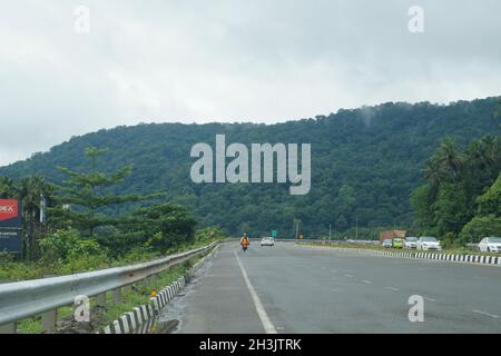 Kerala, India - 09-18-2021: Strada statale 544 per il tunnel Kuthiran in Kerala Foto Stock