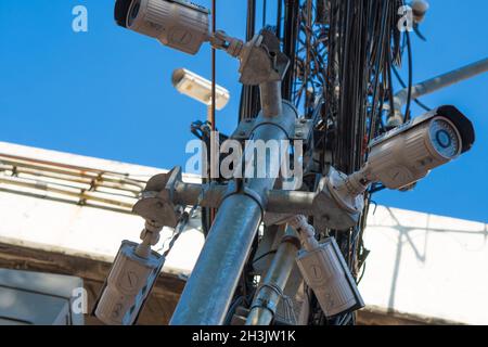 La sicurezza della telecamera CCTV e il caos di cavi e fili su ogni strada a Bangkok Foto Stock