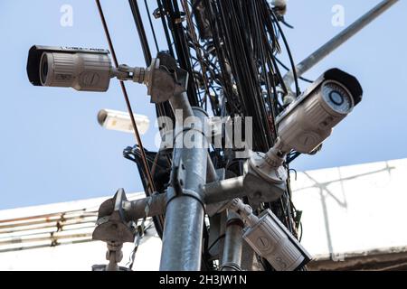 La sicurezza della telecamera CCTV e il caos di cavi e fili su ogni strada a Bangkok Foto Stock