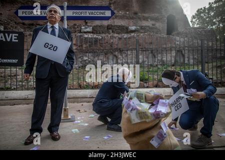 Roma, Italia. 29 ottobre 2021. Gli attivisti di Oxfam, Amnesty International e Emergency prendono parte a una dimostrazione lampante di mob che protesta contro la disuguaglianza di accesso ai vaccini COVID-19 nel mondo in vista del vertice del G20 dei leader mondiali di Roma. Credit: Oliver Weiken/dpa/Alamy Live News Foto Stock