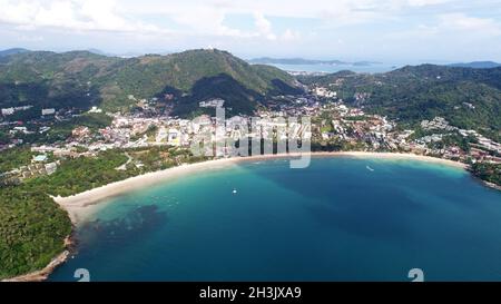 Vista aerea delle barche sul mare vicino a Kata Beach con la statua del Grande Buddha sullo sfondo, Phuket Foto Stock