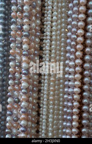 Perle multicolore sul mercato Foto Stock