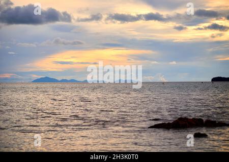 Scena tranquilla di tramonto sopra il mare in serata Foto Stock