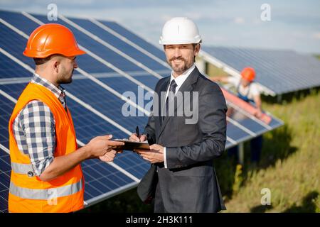 Firma di un accordo a energia solare stazione. Foto Stock