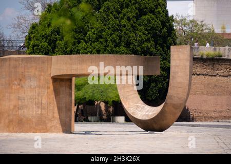 Siviglia, Spagna. Scultura sulle rive di Guadalquivir Foto Stock