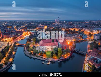 Vista aerea di Wyspa Piasek (o isola di sabbia) nel fiume Odra al tramonto, Wroclaw, Polonia Foto Stock