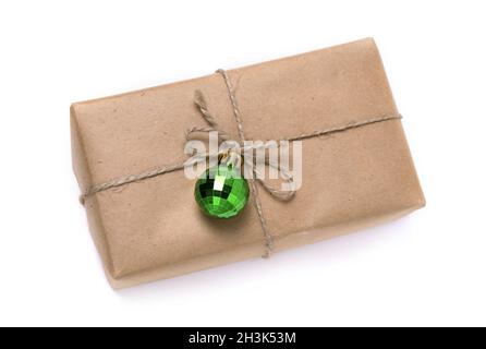 Scatola regalo di Natale avvolta in carta kraft. Isolato su sfondo bianco Foto Stock