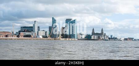 Intorno al Regno Unito - Una giornata a Liverpool - l'iconico lungomare di Liverpool, catturato dalla crociera in traghetto Mersey Foto Stock