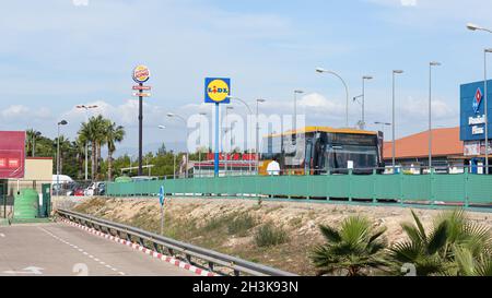 LA POBLA DE VALLBONA, SPAGNA - 27 OTTOBRE 2021: Lidl è una catena di rivenditori a prezzi scontati internazionale tedesca che opera in Europa e negli Stati Uniti Foto Stock