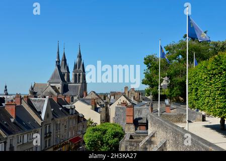 Chiesa Saint Nicolas visto dalla piazza del castello a Blois, un comune e la città capitale del dipartimento Loir-et-Cher nel Centro-Val de Loire, Francia Foto Stock