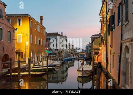 Canal vena di notte, Chioggia, Venezia, Italia Foto Stock