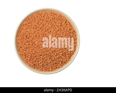 Ciotola di red split lentil isolati su sfondo bianco, vista dall'alto. Foto Stock