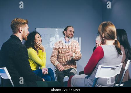 Pullman e il gruppo di supporto durante la terapia psicologica. Foto Stock