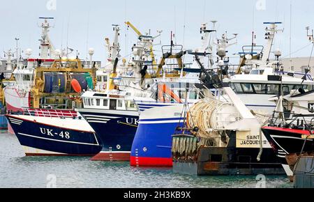 Barche da pesca ormeggiate nel porto di Boulogne, Francia. Il Segretario per l'ambiente George Eustice ha avvertito la Francia che il Regno Unito potrebbe ritorsare se dovesse andare avanti con minacce nel settore dei pescatori, avvertendo che "due possono giocare a quel gioco”. Data foto: Venerdì 29 ottobre 2021. Foto Stock