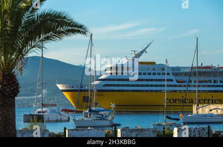 FRANCIA. CORSICA DEL SUD (2A) AJACCIO. AMIRAUTE MARINA. CORSICA TRAGHETTI ORMEGGIATI Foto Stock