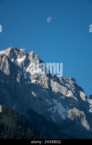 Guardare al Zugspitze, la montagna più alta in Germania Foto Stock