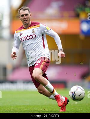 Foto d'archivio del 04-09-2021 del Callum Cooke di Bradford City. Il centrocampista di Bradford Callum Cooke potrebbe tornare a fianco per la visita dei leader del campionato Forest Green sabato. Data di emissione: Venerdì 29 ottobre 2021. Foto Stock