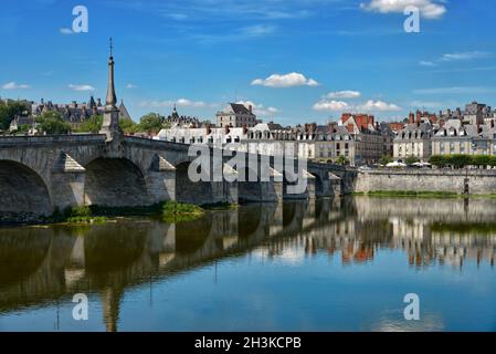 Ponte Jacques-Gabriel sul fiume Loira a Blois, un comune e la città capitale del dipartimento Loir-et-Cher nel Centro-Val de Loire, Francia Foto Stock
