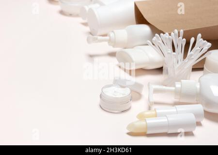 Prodotti cosmetici con sacchetto di carta. Acquisto di cosmetici, shopping di bellezza. Vista laterale, spazio vuoto per il testo Foto Stock