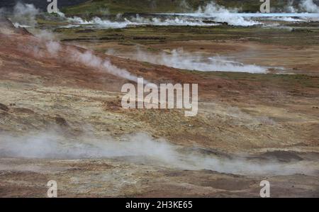 Il vapore caldo in area geotermale Krisuvik in Islanda Foto Stock