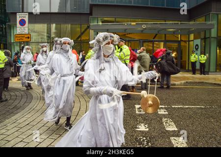 Londra, Regno Unito. 29 ottobre 2021. Estinzione gli attivisti della ribellione si sono riuniti fuori dagli uffici del gruppo Macquarie nella città di Londra per protestare contro il Silvertown Tunnel Credit: Vuk Valcic/Alamy Live News Foto Stock