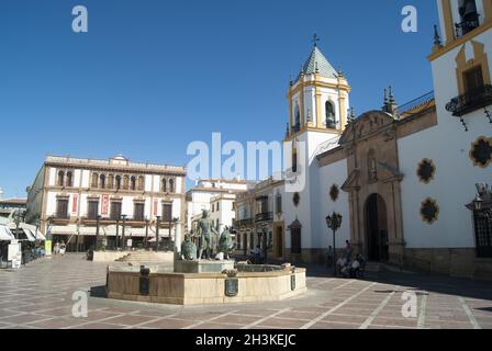 Ronda - Spagna - Agosto 15 2012 : affascinante piazza Socorro elegante zona pedonale fiancheggiata da ristoranti e bar Vista dell'aspetto paesaggistico con co Foto Stock