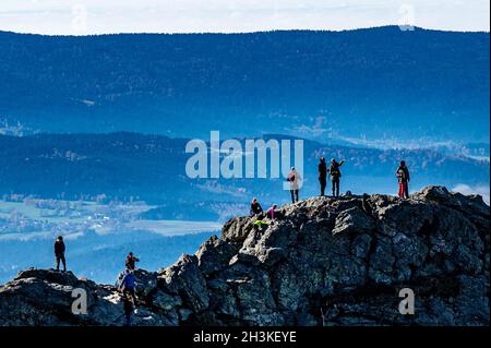 Bayerisch Eisenstein, Germania. 29 ottobre 2021. Gli escursionisti si trovano nei pressi del Großer Arber, alto 1456 metri, nella foresta bavarese. Credit: Armin Weigel/dpa/Alamy Live News Foto Stock