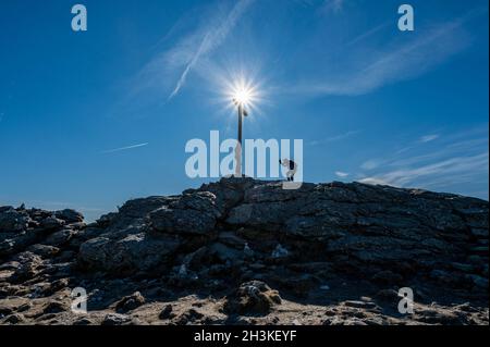 Bayerisch Eisenstein, Germania. 29 ottobre 2021. Gli escursionisti scattano foto alla croce sulla cima del Großer Arber, alto 1456 metri, nella foresta bavarese. Credit: Armin Weigel/dpa/Alamy Live News Foto Stock