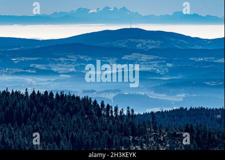 Bayerisch Eisenstein, Germania. 29 ottobre 2021. Vista dal Großer Arber, alto 1456 metri, nella foresta bavarese, sulla foresta bavarese fino alle Alpi sullo sfondo, che distano circa 200 km. Credit: Armin Weigel/dpa/Alamy Live News Foto Stock