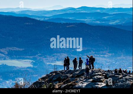 Bayerisch Eisenstein, Germania. 29 ottobre 2021. Gli escursionisti si trovano nei pressi del Großer Arber, alto 1456 metri, nella foresta bavarese. Credit: Armin Weigel/dpa/Alamy Live News Foto Stock