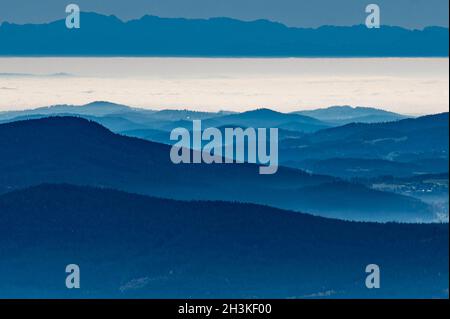 Bayerisch Eisenstein, Germania. 29 ottobre 2021. Vista dal Großer Arber, alto 1456 metri, nella foresta bavarese, sulla foresta bavarese fino alle Alpi sullo sfondo, che distano circa 200 km. Credit: Armin Weigel/dpa/Alamy Live News Foto Stock