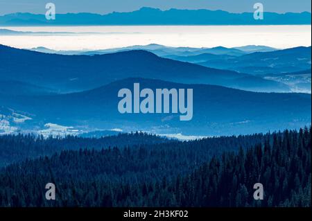 Bayerisch Eisenstein, Germania. 29 ottobre 2021. Vista dal Großer Arber, alto 1456 metri, nella foresta bavarese, sulla foresta bavarese fino alle Alpi sullo sfondo, che distano circa 200 km. Credit: Armin Weigel/dpa/Alamy Live News Foto Stock