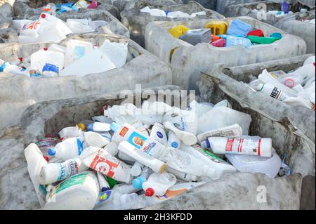 Bottiglie di plastica dai materiali di consumo per la pulizia presso lo stabilimento di riciclaggio Foto Stock