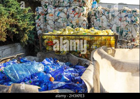 Pile di bottiglie di plastica compressa presso lo stabilimento di riciclaggio Foto Stock