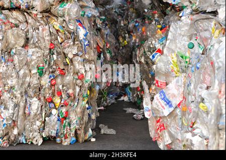 Bottiglie di plastica compressa in pile presso lo stabilimento di riciclaggio Foto Stock